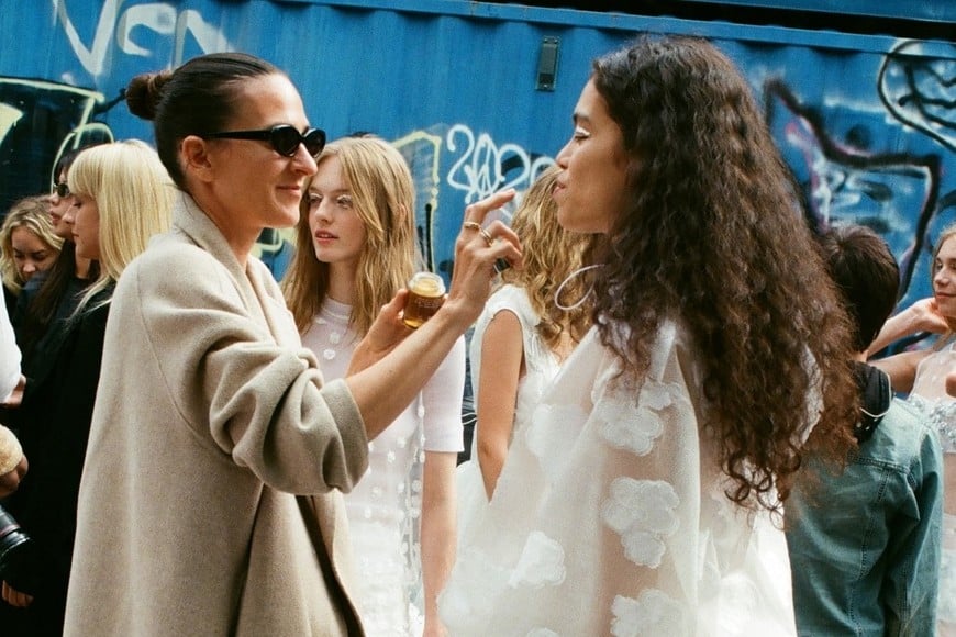 El street style danés apuesta por melenas con movimiento y volumen.