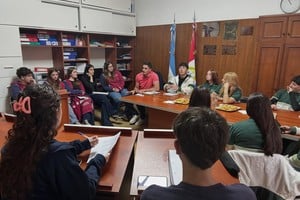 Otazo destacó que la iniciativa pretende abrir las puertas del Concejo a las nuevas generaciones y fomentar una ciudadanía más activa y comprometida.