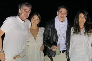 Tini Stoessel junto a sus papás y su hermano.