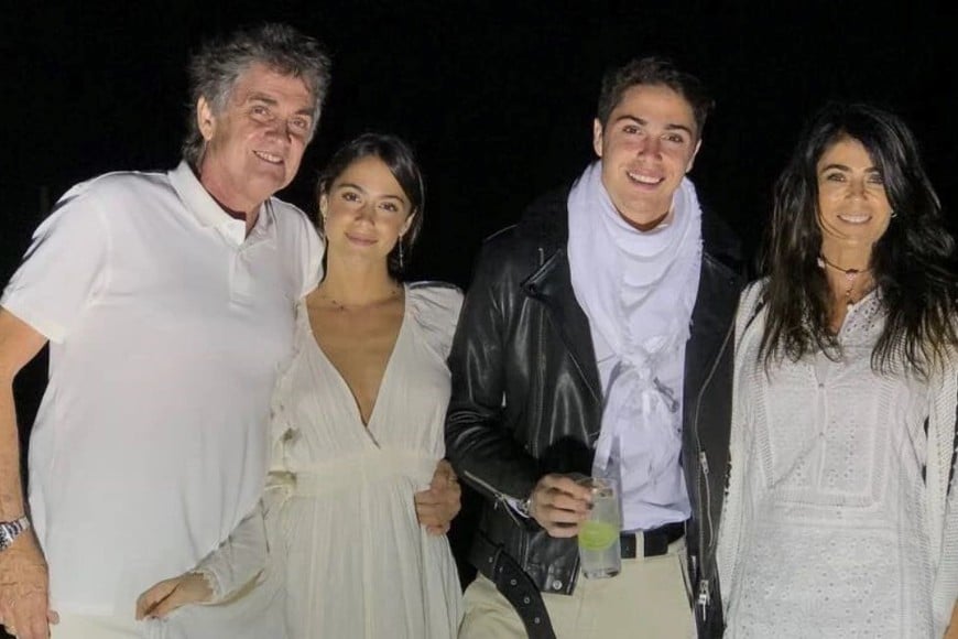 Tini Stoessel junto a sus papás y su hermano.