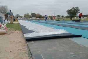 Comenzó la instalación de la nueva superficie en la pista del CARD.