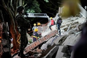 Los equipos de emergencia trabajan entre edificios derrumbados en busca de sobrevivientes Créditos: REUTERS/Sergio Acero