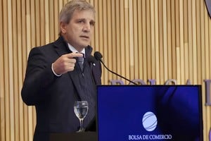 Caputo cuestionó la noción de que el valor del dólar es la principal herramienta para impulsar la competitividad y producción nacional en Argentina.