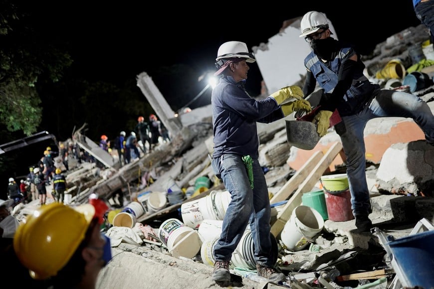 Rescue personnel work during search-and-rescue operations at the Torres de Limonar building in the aftermath of an earthquake in Cali, Colombia, August 11, 2026. REUTERS/Sergio Acero