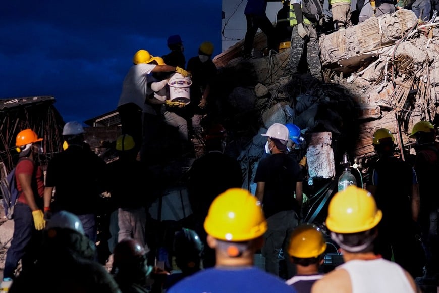 Rescue personnel work amid the rubble at the Ana Pilar building in the aftermath of an earthquake, in Cali, Colombia, August 12, 2026. REUTERS/Sergio Acero