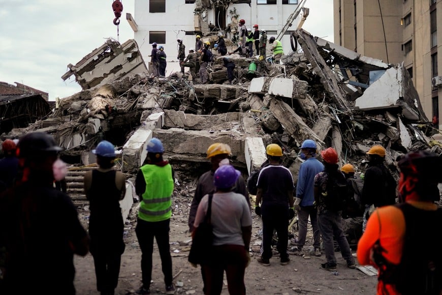 Rescuers work amid the rubble at the Ana Pilar building in the aftermath of an earthquake, in Cali, Colombia, August 12, 2026. REUTERS/Sergio Acero