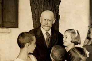 Janusz Korczak. Médico pediatra, pedagogo, escritor, publicista, activista social y oficial del Ejército Polaco. Nació el 22 de julio de 1878 en Varsovia y murió el 7 de agosto de 1942 en el campo de exterminio nazi de Treblinka.