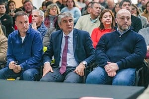 Fabián Bastía, en el centro, junto a Lisandro Enrico (izq) y Sergio Basile (der). Gobierno Provincial.