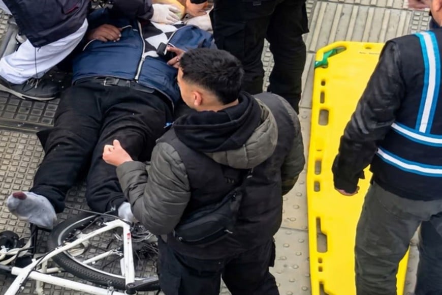 Un ciclista padeció la fractura expuesta de su pierna izquierda.