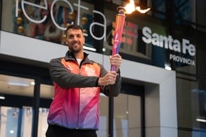 Federico Grabich recibió la Antorcha Suramericana en Rosario, en el inicio de su recorrido provincial.