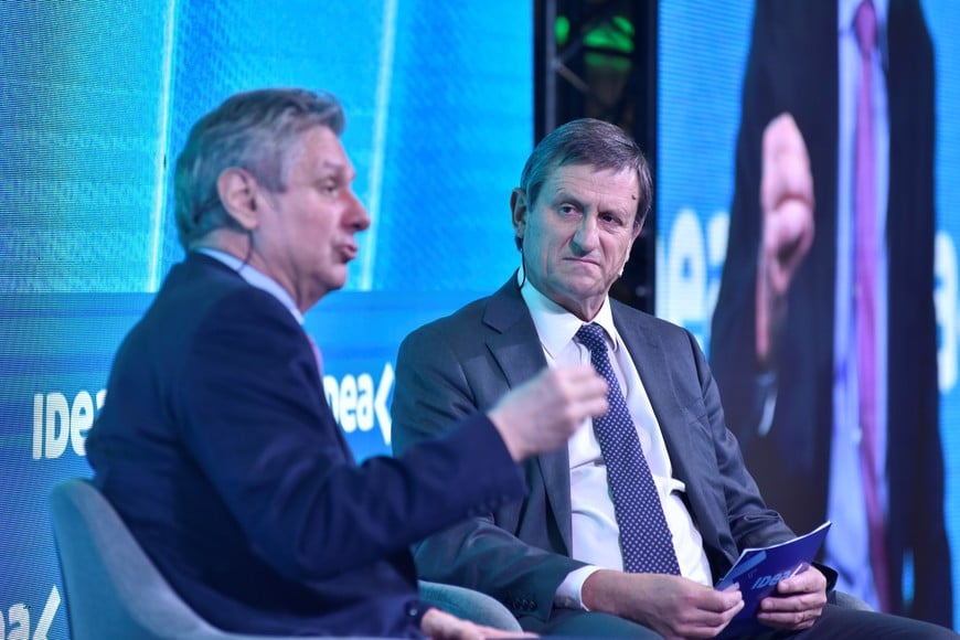 Dólares del Rigi, superávit fiscal y balanza comercial, las fortalezas. La economía informal en 45% es lo que falta.