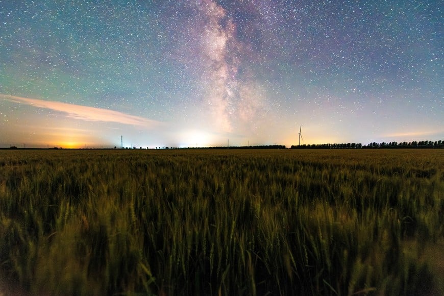 (250723) -- HARBIN, 23 julio, 2025 (Xinhua) -- Imagen del 21 de julio de 2025 de la Vía Láctea, en el poblado de Chang'an de la ciudad de Fujin, en la provincia de Heilongjiang, en el noreste de China. (Xinhua/Qu Yubao) (ah) (ra) (vf)