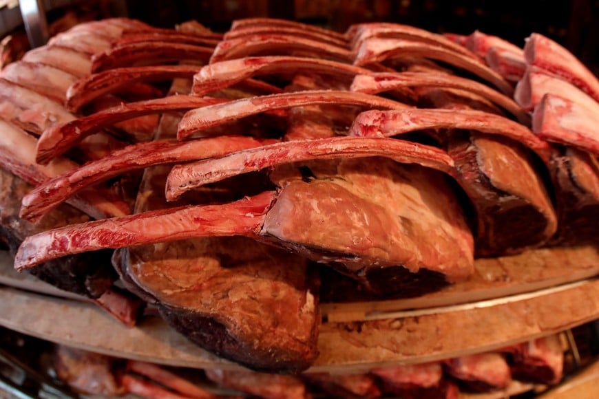FILE PHOTO: Cuts of USDA prime dry-aged beef are seen in the dry-aging room in the lobby of Gallaghers steakhouse in the Manhattan borough of New York City, U.S., July 27, 2017. REUTERS/Mike Segar/File Photo eeuu  guerra comercial entre china y eeuu China anuncia mas aranceles a productos de Estados Unidos soja y autos incluidos carne
