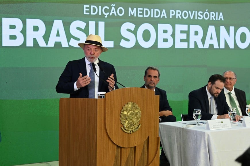 (260722) -- BRASILIA, 22 julio, 2026 (Xinhua) -- El presidente brasileño, Luiz Inácio Lula da Silva (i), habla durante el lanzamiento de la tercera etapa del programa Brasil Soberano, en el Palacio de Planalto, en Brasilia, Brasil, el 22 de julio de 2026. El presidente de Brasil, Luiz Inácio Lula da Silva, afirmó el miércoles que su Gobierno mantendrá las negociaciones con Estados Unidos pese a la entrada en vigor de un arancel adicional del 25 por ciento sobre productos brasileños, y buscará abrir nuevos mercados para ampliar las exportaciones. (Xinhua/Lucio Tavora) (lt) (da) (ah) (vf)
