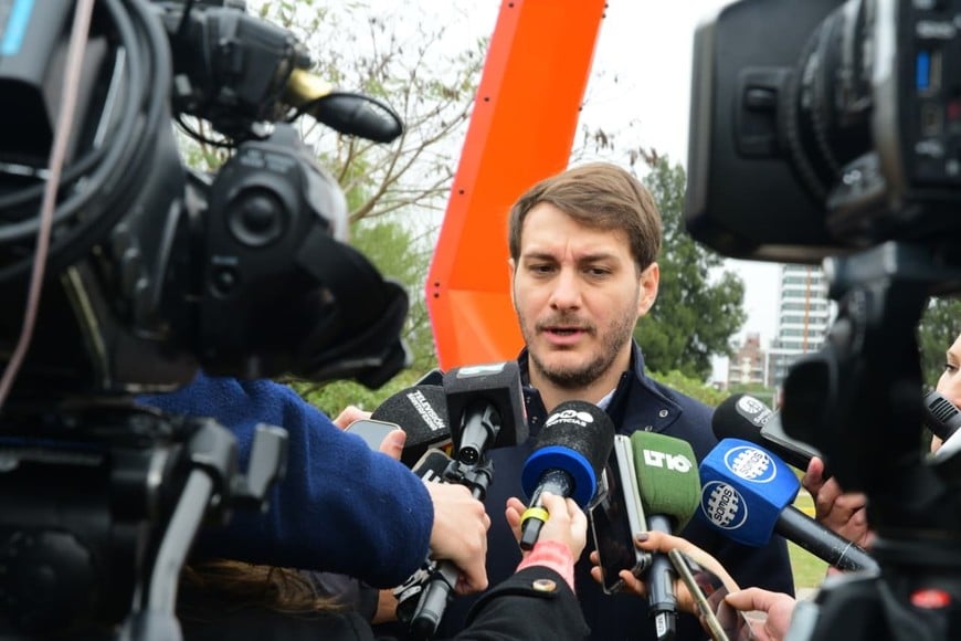 Ferrero explicó los detalles del nuevo sistema lumínico del puente.