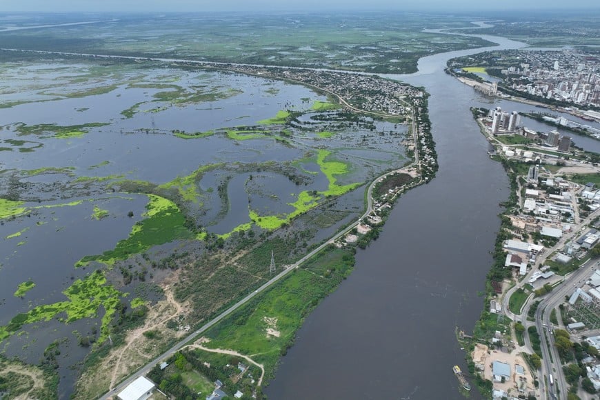 Vista. El río Santa Fe durante el repunte de 2023, con el bañado de Alto Verde lleno de agua. Fernando Nicola (archivo).