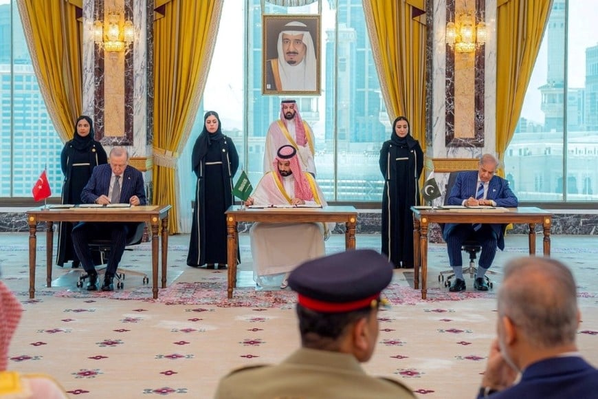 El presidente turco Tayyip Erdogan, el príncipe heredero saudí Mohammed bin Salman y el primer ministro paquistaní Shehbaz Sharif posan tras la firma de un acuerdo de defensa conjunto en La Meca. Crédito: Agencia de Prensa Saudí