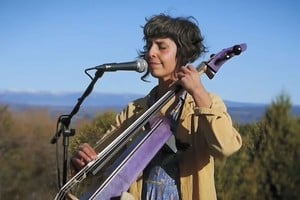 Leila en acción con el instrumento que eligió para su vida. Foto: Gentileza producción
