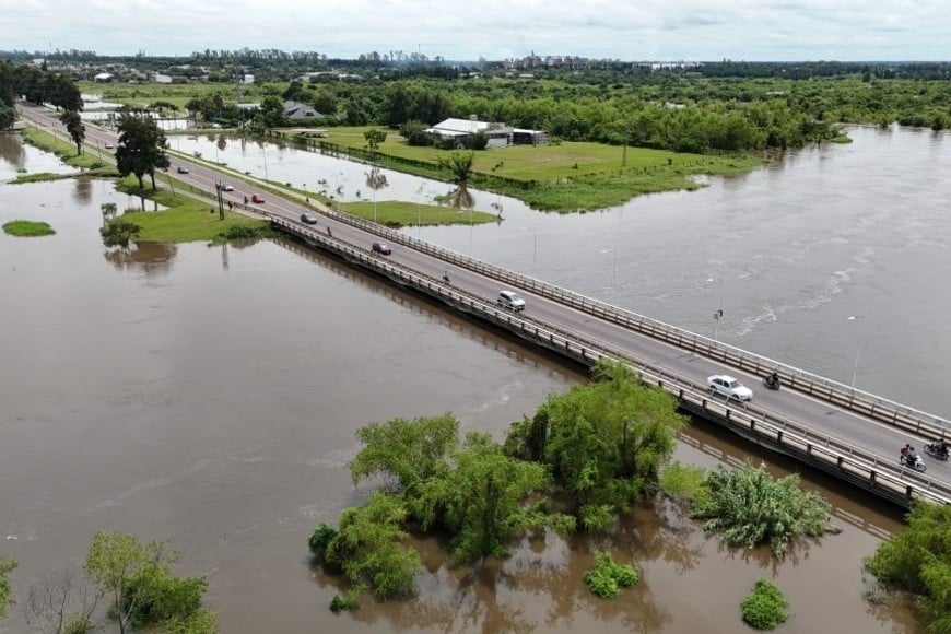 El arroyo El Rey lleno de agua, durante la crecida del 2023. Archivo.