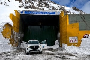 Los equipos trabajan para recuperar la circulación entre Argentina y Chile.