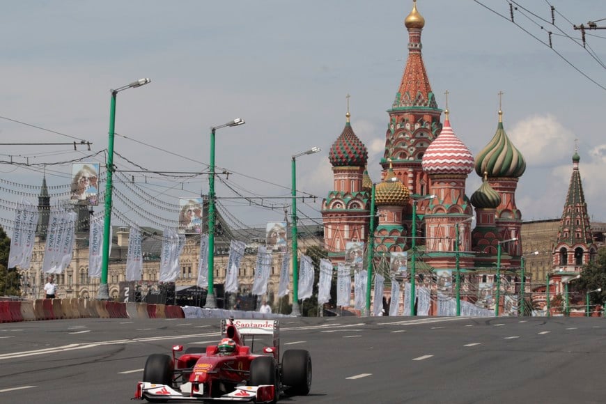 The Ferrari Formula One car piloted by Giancarlo Fisichella of Italy drives past St. Basil's during the Moscow City Racing event in Moscow July 15, 2012. Top racing drivers demonstrated their skills in the annual show on a course close to the Russian capital's Kremlin. REUTERS/Sergei Karpukhin (RUSSIA - Tags: SPORT MOTORSPORT CITYSPACE F1) rusia moscu Giancarlo Fisichella automovilismo evento formula uno en el kremlin auto escuderia ferrari