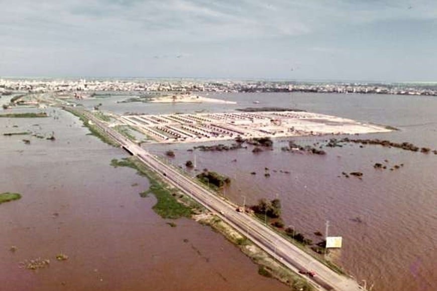 La ruta nacional 168, el barrio El Pozo en construcción y la ciudad, de fondo, durante la inundación de 1983. Archivo.
