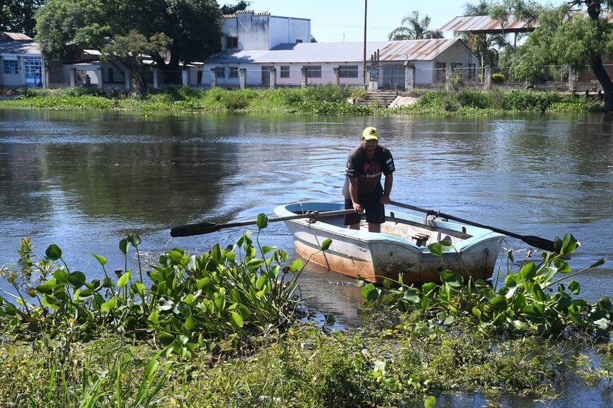 Canoero. El vecino de la zona ribereña de la capital provincial, durante el repunte del río en 2023. Guillermo Di Salvatore (archivo).