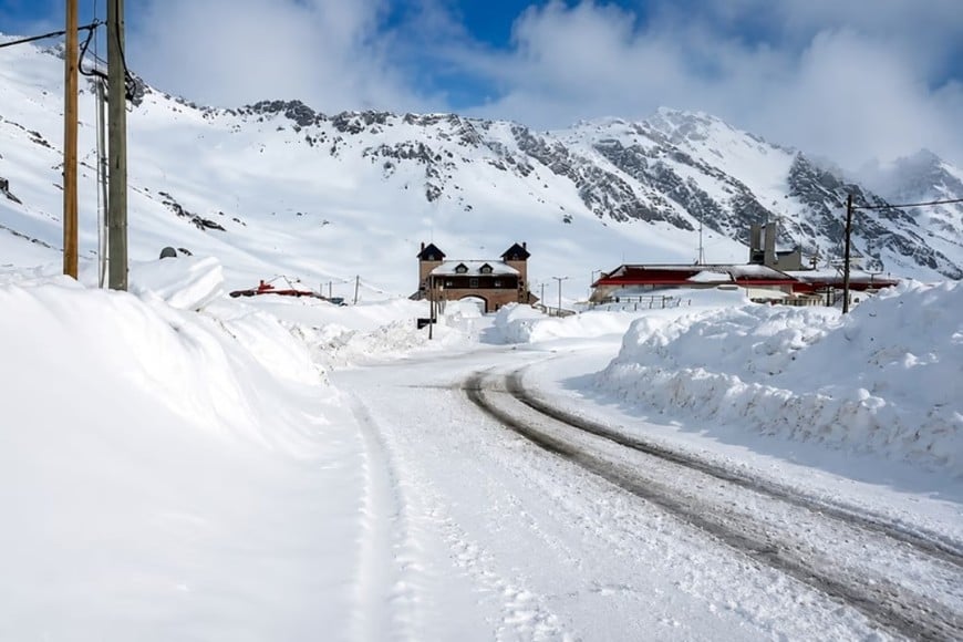 La nieve acumulada dificulta las tareas de despeje en la alta montaña mendocina.