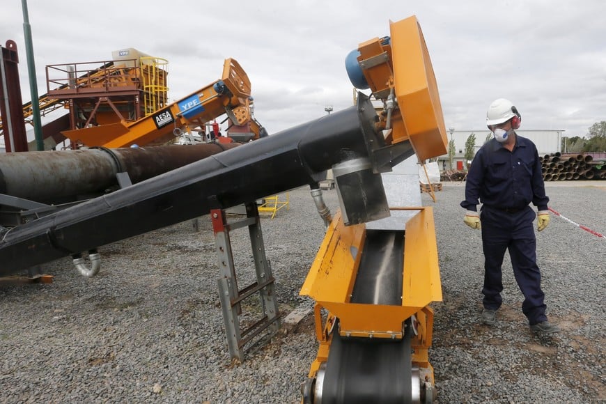 A worker works at a pilot factory, where state-controlled energy company YPF is refining sand used in fracking, a process by which shale oil and gas is extracted, in Buenos Aires April 16, 2015. The cost of drilling wells in Argentina's vast but barely-tapped Vaca Muerta shale oil and gas formation will fall at least 10 percent by the end of 2016, Miguel Galuccio, chief executive officer of state energy company said on Thursday. REUTERS/Enrique Marcarian argentina trabajador YPF utilizacion fracking fabrica piloto empresa energética estatal YPF refinacion de arena fracking