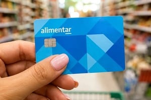 Las transferencias monetarias que ofrece la Nación morigeran el impacto de la crisis económica pero no resuelven la situación de fondo.