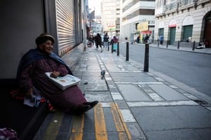 A newspaper vendor sells papers on the street featuring front-page coverage of Bolivia's presidential runoff, as Rodrigo Paz is preliminarily elected president, in La Paz, Bolivia, October 20, 2025. REUTERS/Adriano Machado