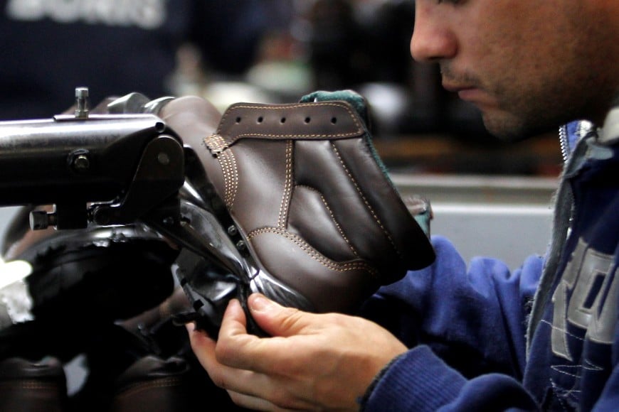 A worker puts the final touches on a steel-toe shoe at the Boris factory plant in Quilmes, Argentina, May 19, 2016. REUTERS/Enrique Marcarian quilmes fabrica de zapatos de seguridad Boris economia fabricas industrias