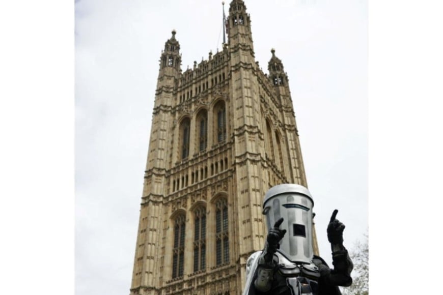 Binface se presenta como un “guerrero espacial intergaláctico” y utiliza el humor absurdo para cuestionar la política británica.