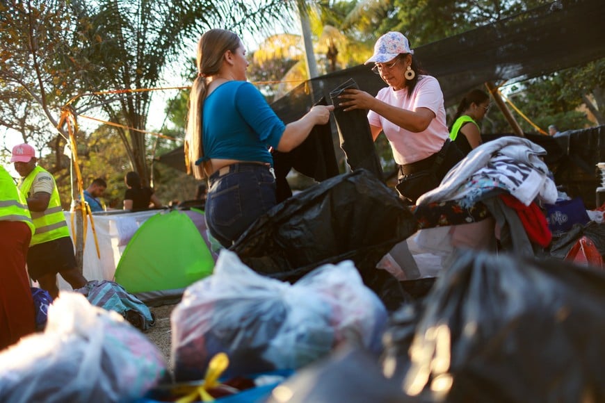 People organize donated clothes at an improvised shelter in the Chiminangos neighborhood, in the aftermath of an earthquake, in Cali, Colombia, August 13, 2026. REUTERS/Raquel Cunha