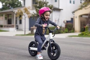 En muchos estados los niños no necesitan licencia ni seguro, aunque algunos modelos alcanzan más de 40 km/h.