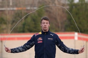 El ruso Daniil Kvyat realiza ejercicios de calentamiento en el paddock durante los ensayos de pretemporada de la Fórmula 1 en Barcelona, en febrero de 2016. La FIA volvió a autorizar a los pilotos rusos y bielorrusos a competir bajo sus banderas nacionales. Foto: Reuters/Sergio Pérez.