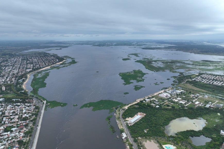 Laguna Setúbal. Su desembocadura en la Costanera Este, durante el repunte de 2023. Fernando Nicola (archivo).