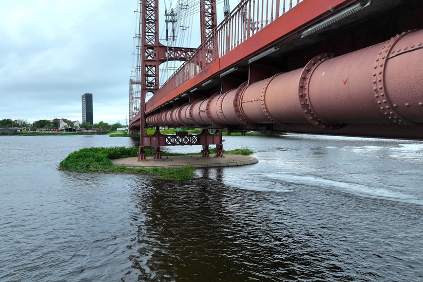 Puente Colgante. Los pilotes casi bajo el agua con la crecida de 2023. Fernando Nicola (archivo).