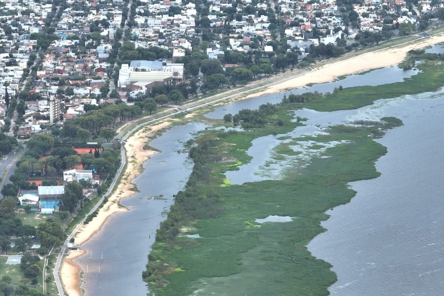Costanera Oeste. Todo el solarium bajo el agua, en 2023. Fernando Nicola (archivo).
