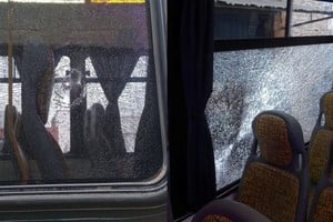 El piedrazo impactó en la tercer ventanilla del lado derecho. Foto: El Litoral