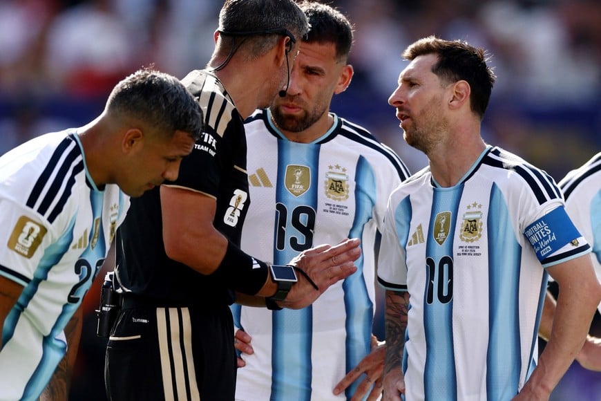 Soccer Football - FIFA World Cup 2026 - Final - Spain v Argentina - New York/New Jersey Stadium, East Rutherford, New Jersey, U.S. - July 19, 2026
Argentina's Lionel Messi and Nicolas Otamendi remonstrate with referee Slavko Vincic REUTERS/Lee Smith