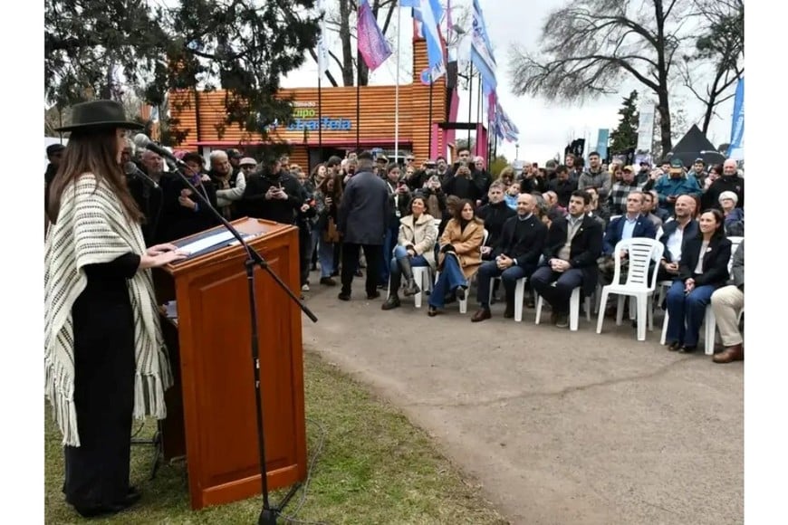 Con poncho y sombrero, Victoria Villarruel valoró la identidad productiva de Venado Tuerto. Foto: MVT