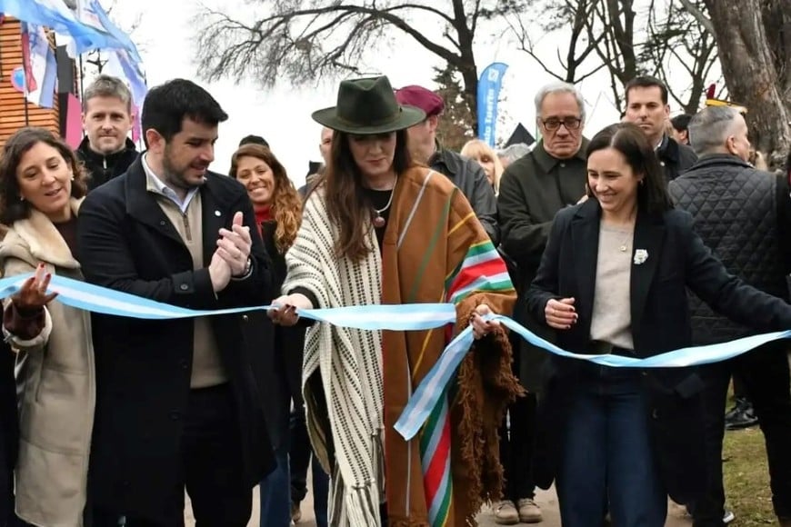 Puccini, Di Gregorio, Chiarella, Villarruel y Castagnani, en el corte de cinta. Foto: MVT