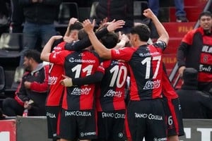 Colón golpeó en el momento justo, goleó a Patronato y sumó su segundo triunfo consecutivo en el Brigadier