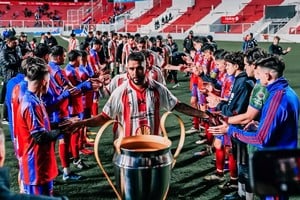 Los campeones con el trofeo. Crédito: Gentileza Colón and Roll.