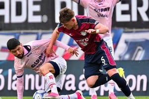 Luna Diale defiende la pelota y, más atrás, Giaccone pide falta. Los dos serán titulares en la Feliz. Foto: Juan Manuel Foglia