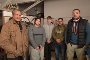 Juan Cazorla, Karina Molina y Marcos Meynet -estudiantes de 4to año-, Diego Hilves y Gonzalo Pacheco. Profesores y alumnos reunidos en torno a un proyecto solidario. Foto: Flavio Raina