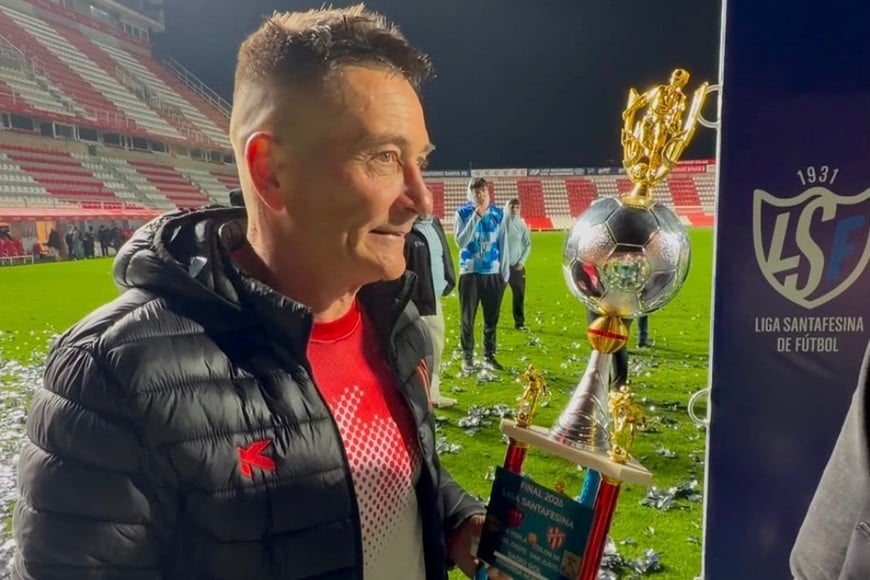Mauricio chiementin, el DT, del equipo campeón. Crédito: Gentileza Colón and Roll.