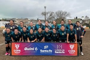 Social Lux goleó en casa y quedó a un paso del bicampeonato. Foto: Lucas Marchi.