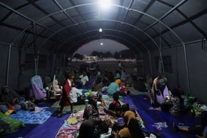 Familias en un refugio en un centro de evacuación tras el terremoto Créditos: REUTERS/Edgar Su